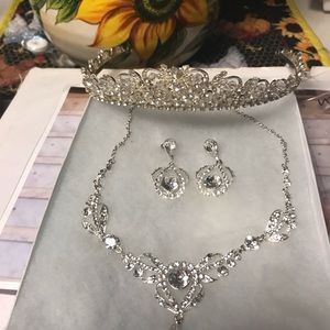 Wedding access: Tiara, veil, necklace, earrings